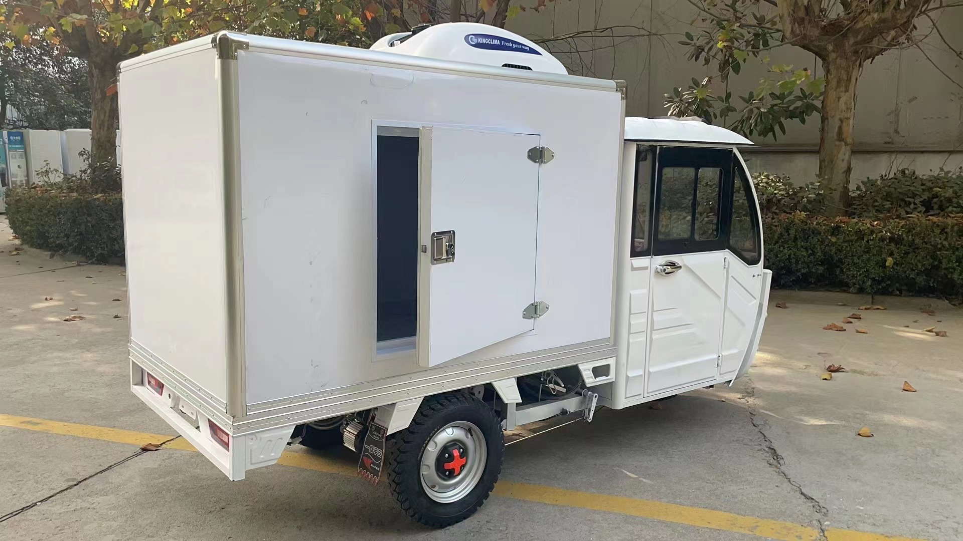 Kingclima three wheel adult cargo tricycle battery dc powered electric refrigerated tricycle for short distance transportation